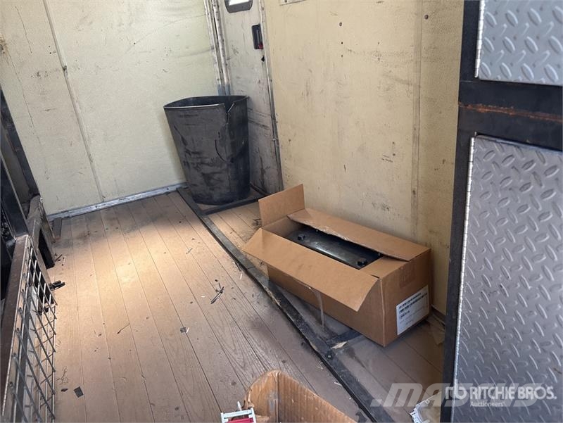 Fiber Optic Centralia 11 ft T/A Enclosed Trailer Furgons