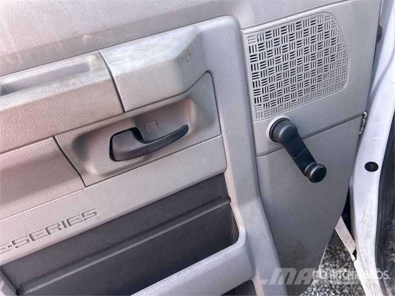 Ford Commercial E350 4x2 Van Truck (Inoperable) Furgoonautod