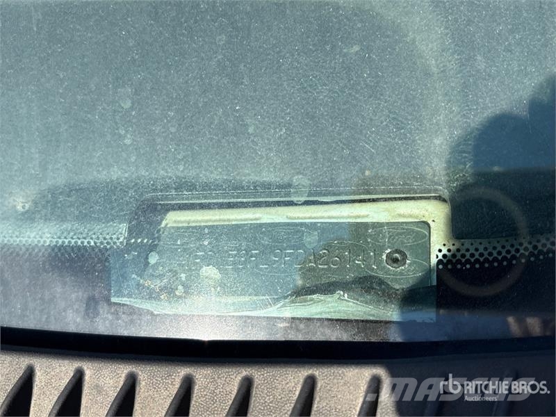 Ford E-350 4x2 Van Truck (Inoperable) Dobozos teherautók