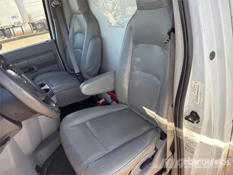 Ford E-350 4x2 Van Truck Camiones con caja de remolque