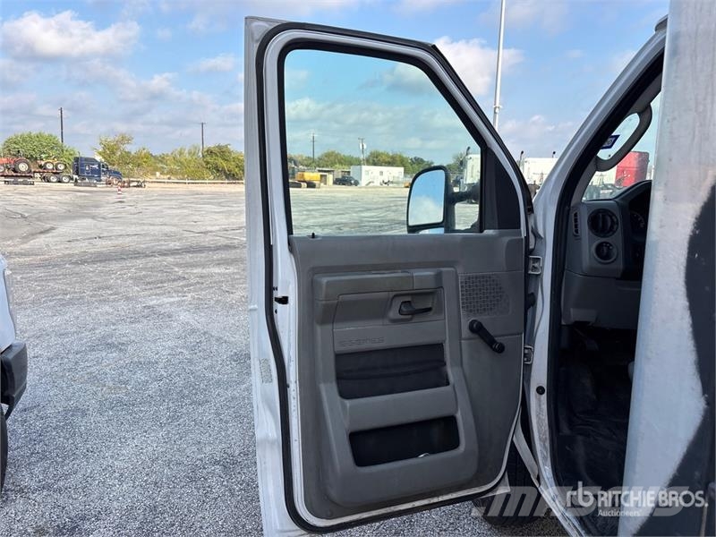 Ford E-350 4x2 Van Truck Грузовики-Фургоны