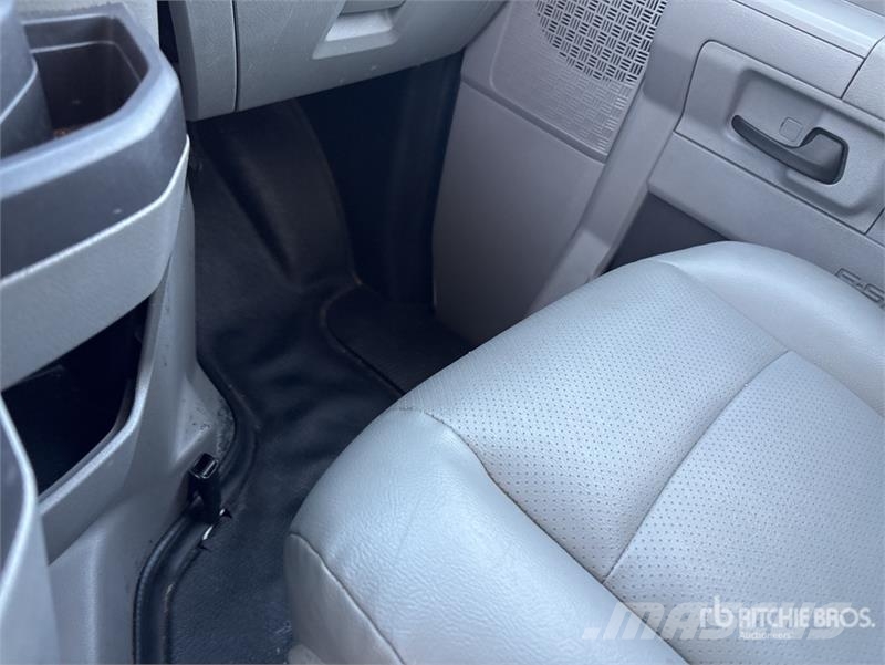 Ford E-350 4x2 Van Truck Camiones con caja de remolque