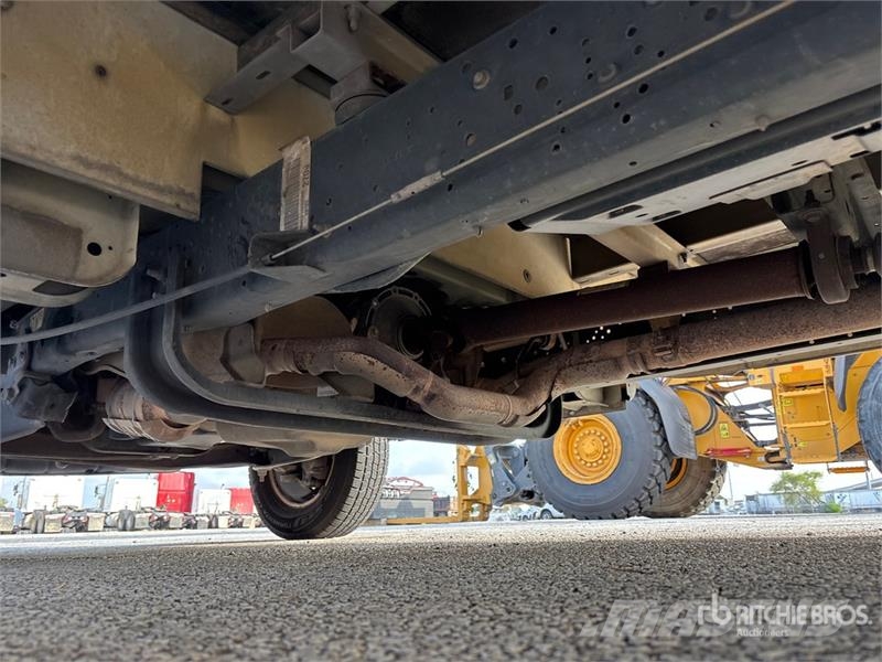 Ford E-350 4x2 Van Truck Грузовики-Фургоны
