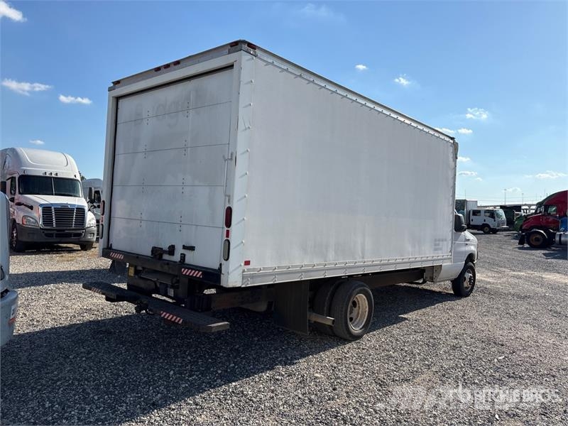 Ford E-350 4x2 Van Truck (Inoperable) Dobozos teherautók