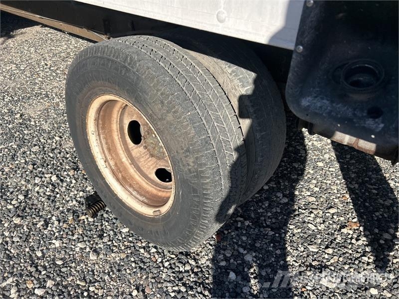 Ford E-350 4x2 Van Truck (Inoperable) Dobozos teherautók