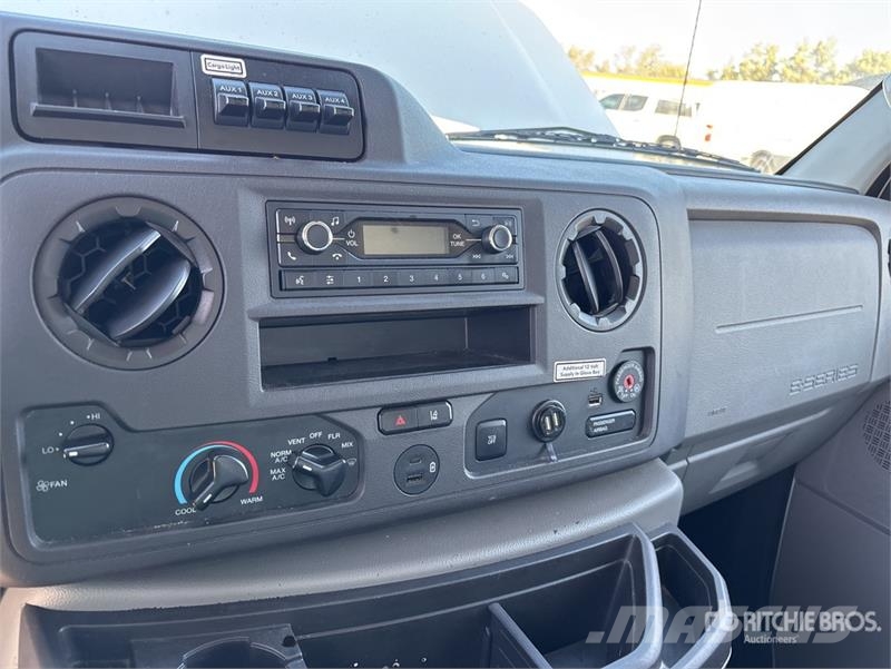 Ford E-350 4x2 Van Truck Camiones con caja de remolque