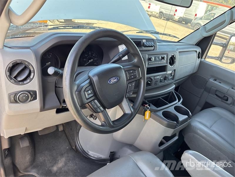 Ford E-350 4x2 Van Truck Camiones con caja de remolque