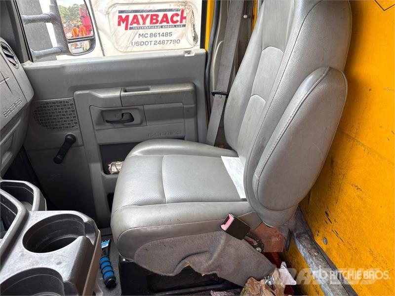 Ford E-350 4x2 Van Truck (Inoperable) Box body trucks