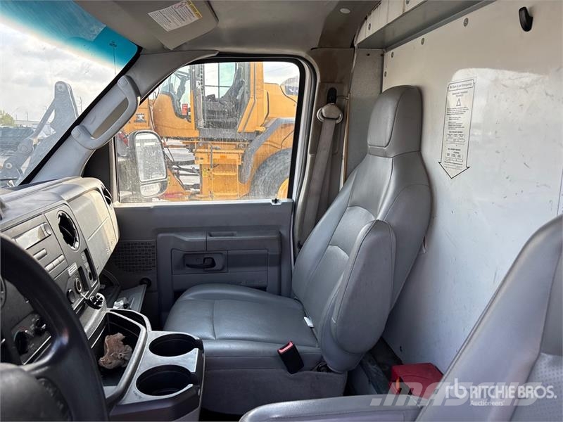 Ford E-350 4x2 Van Truck Грузовики-Фургоны