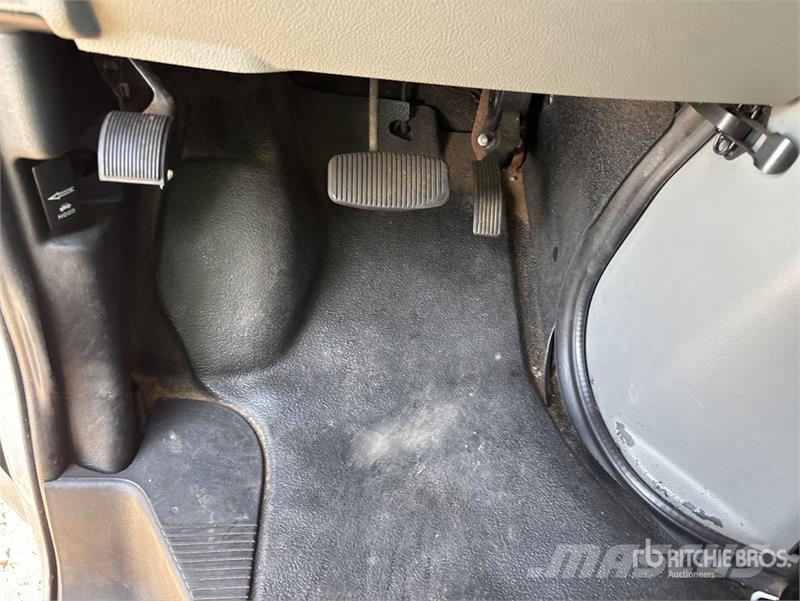 Ford E-350 4x2 Van Truck Camiones con caja de remolque
