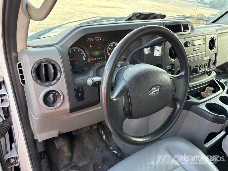 Ford E-350 4x2 Van Truck Грузовики-Фургоны