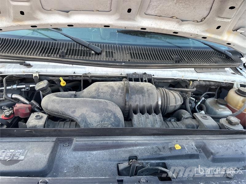 Ford E-350 4x2 Van Truck Грузовики-Фургоны