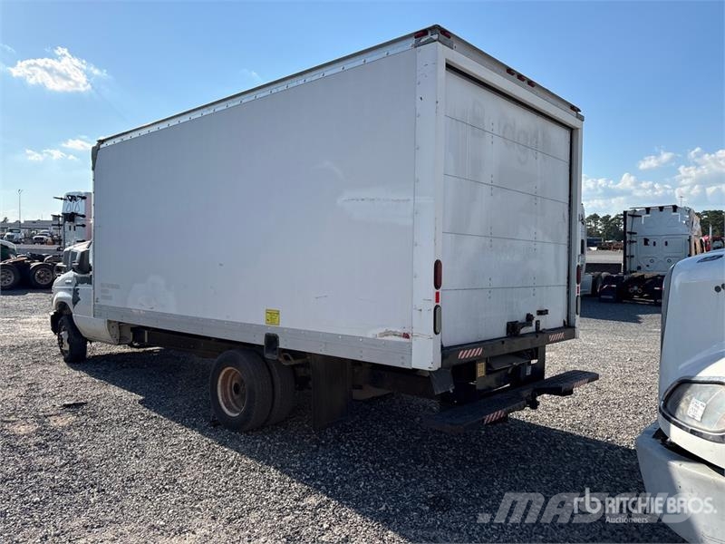 Ford E-350 4x2 Van Truck (Inoperable) Dobozos teherautók
