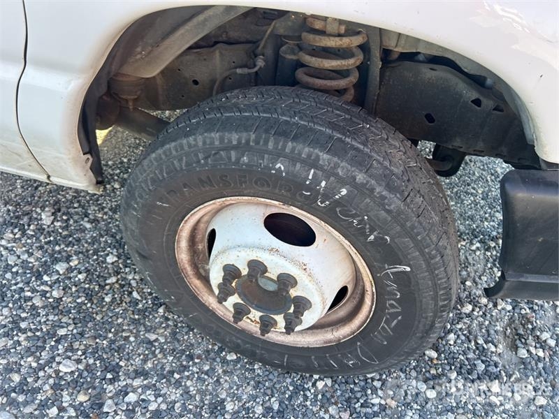 Ford E-350 4x2 Van Truck (Inoperable) Dobozos teherautók