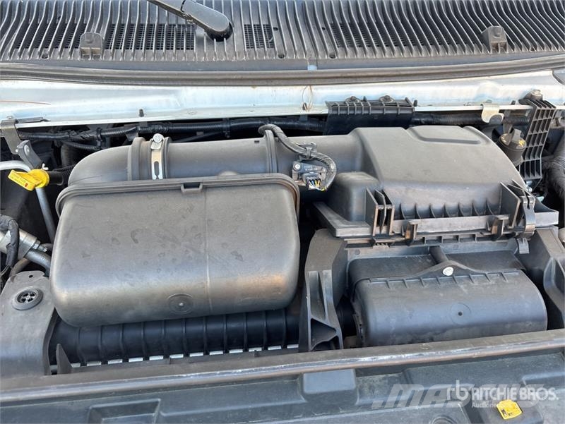 Ford E-350 4x2 Van Truck Camiones con caja de remolque