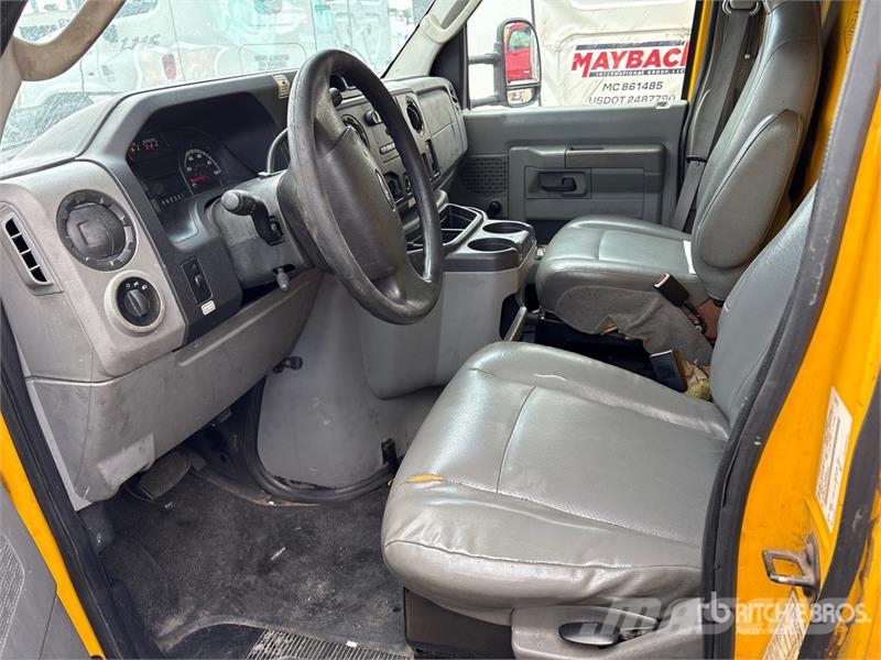 Ford E-350 4x2 Van Truck (Inoperable) Box body trucks