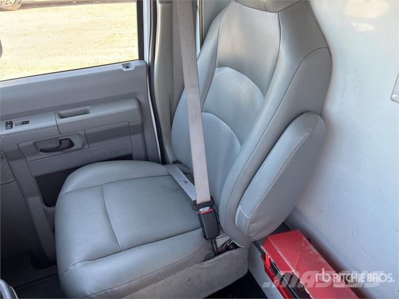 Ford E-350 4x2 Van Truck Camiones con caja de remolque