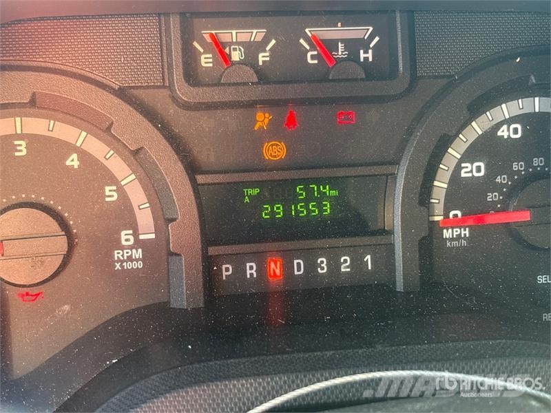 Ford E-350 4x2 Van Truck (Inoperable) Camiones caja cerrada