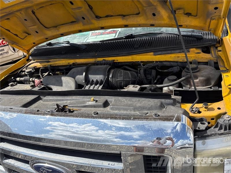 Ford E-350 4x2 Van Truck (Inoperable) Box body trucks