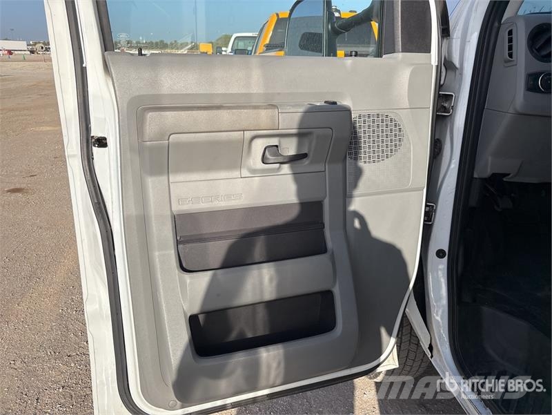 Ford E-350 4x2 Van Truck Camiones con caja de remolque