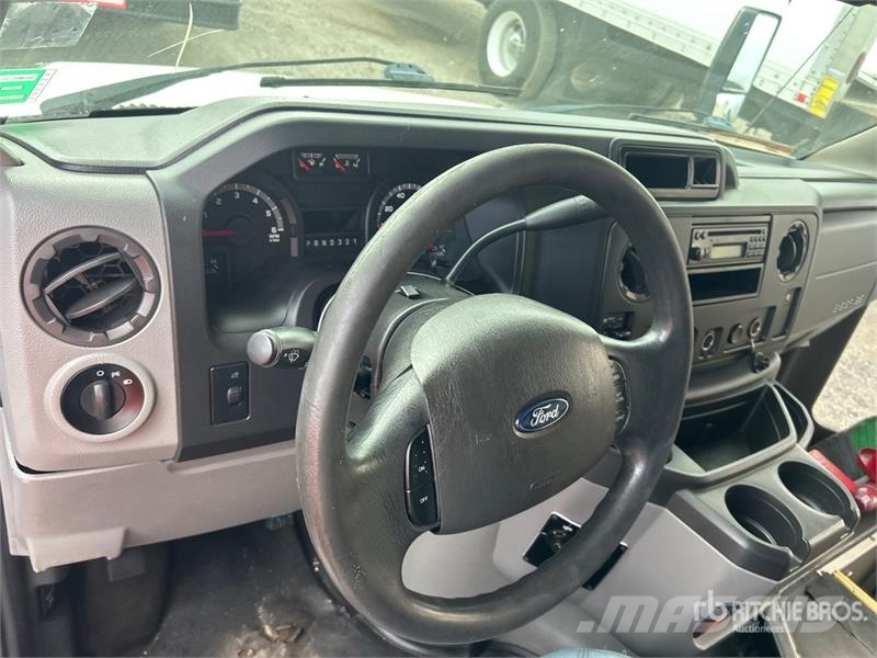 Ford E-350 Starcraft 4x2 5-Seat Mini Bus Mikroautobusi