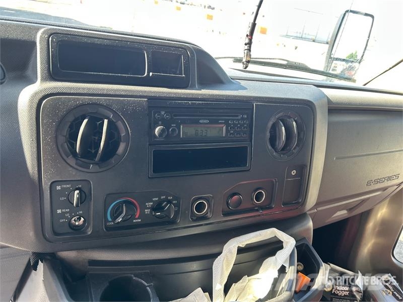 Ford E-350 Starcraft 4x2 12-Seat Mini Bus Mini buses
