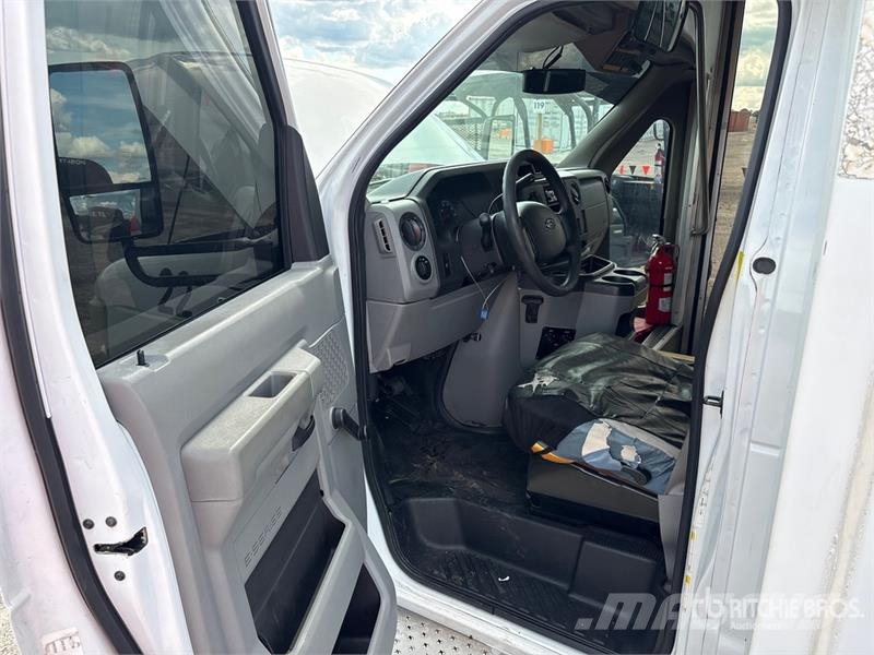 Ford E-350 Starcraft 4x2 13-Seat Mini Bus Mini-bus