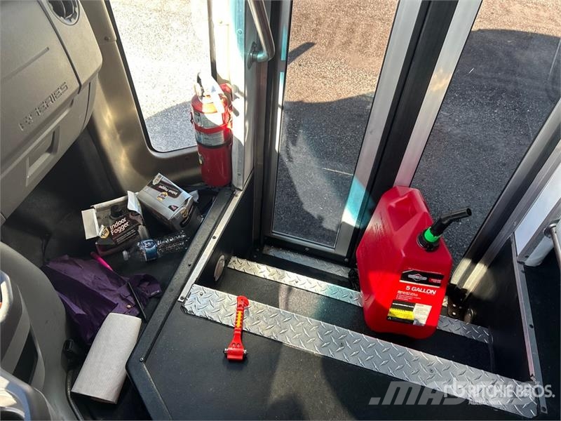 Ford E-350 Starcraft 4x2 12-Seat Mini Bus Mini buses