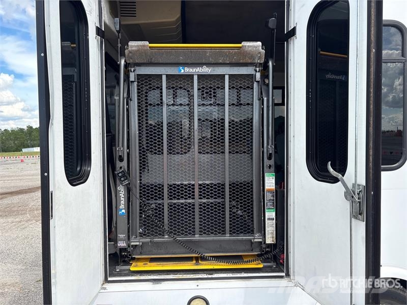 Ford E-350 Starcraft 4x2 13-Seat Mini Bus Mini-bus