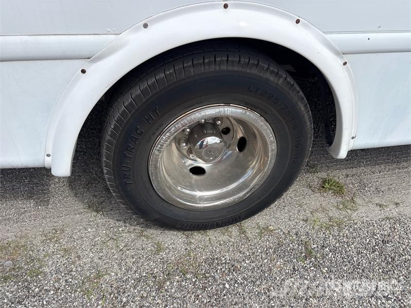 Ford E-350 Starcraft 4x2 13-Seat Mini Bus Mini-bus