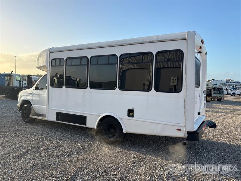 Ford E-350 Starcraft 4x2 5-Seat Transit Bus 迷你巴士