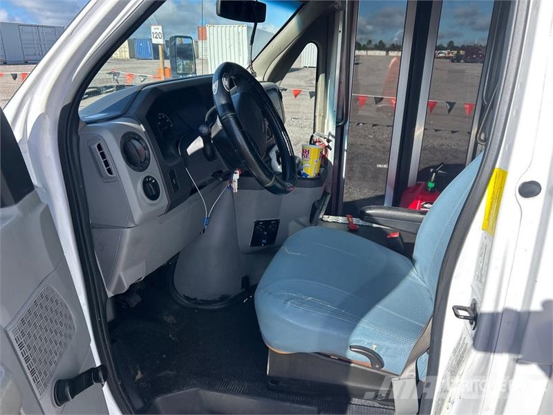 Ford E-350 Starcraft 4x2 12-Seat Mini Bus Mini buses