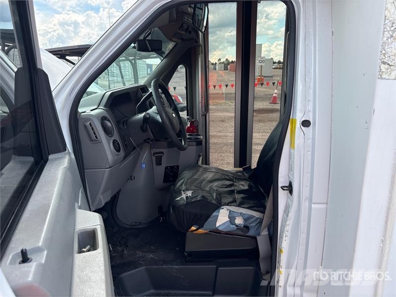 Ford E-350 Starcraft 4x2 13-Seat Mini Bus Mini-bus