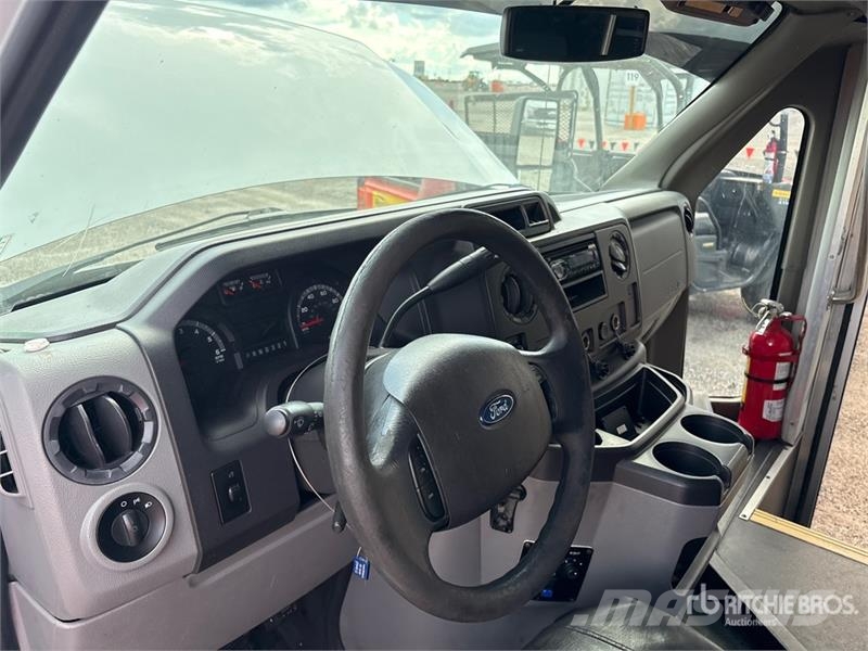 Ford E-350 Starcraft 4x2 13-Seat Mini Bus Mini-bus