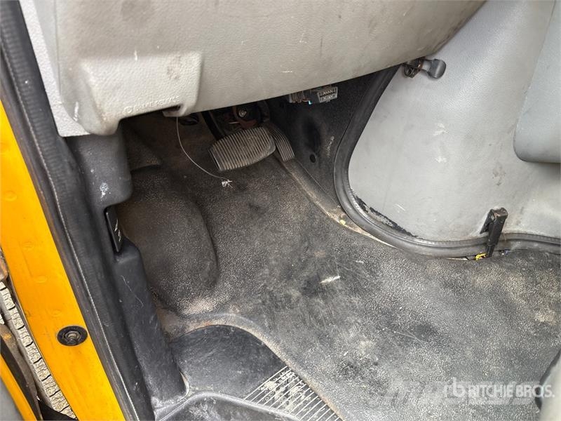 Ford E-350 Van Truck (Inoperable) 貨箱式卡車