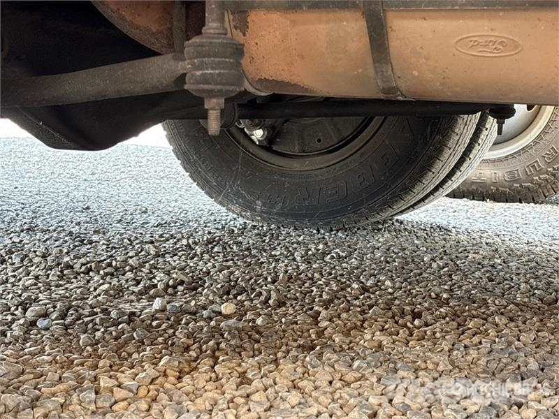 Ford E-350 Van Truck (Inoperable) 貨箱式卡車