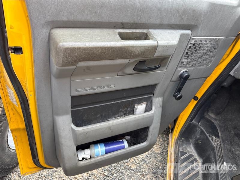 Ford E-350 Van Truck (Inoperable) 貨箱式卡車