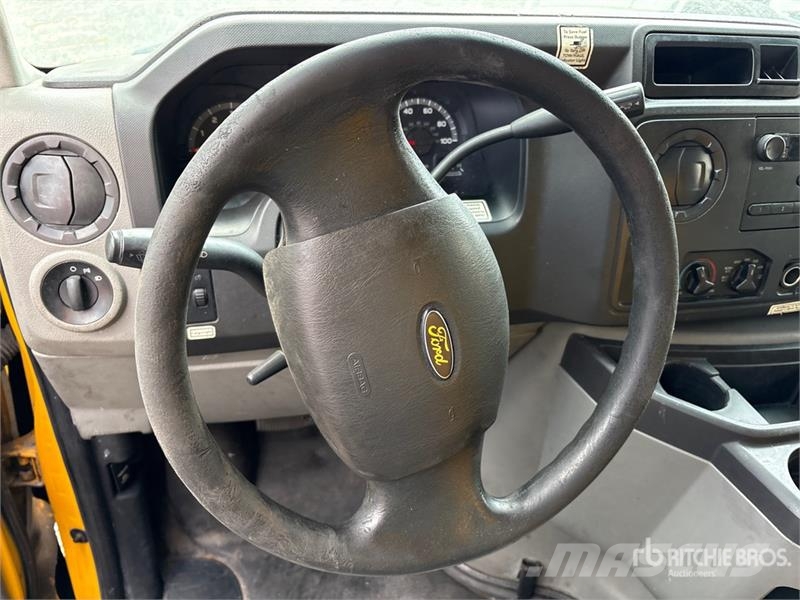 Ford E-350 Van Truck (Inoperable) 貨箱式卡車