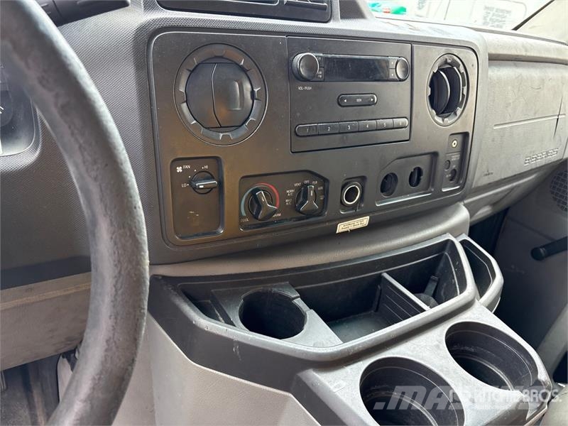 Ford E-350 Van Truck (Inoperable) 貨箱式卡車
