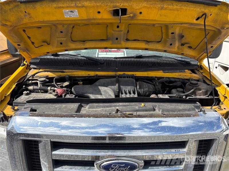 Ford E-350 Van Truck (Inoperable) 貨箱式卡車