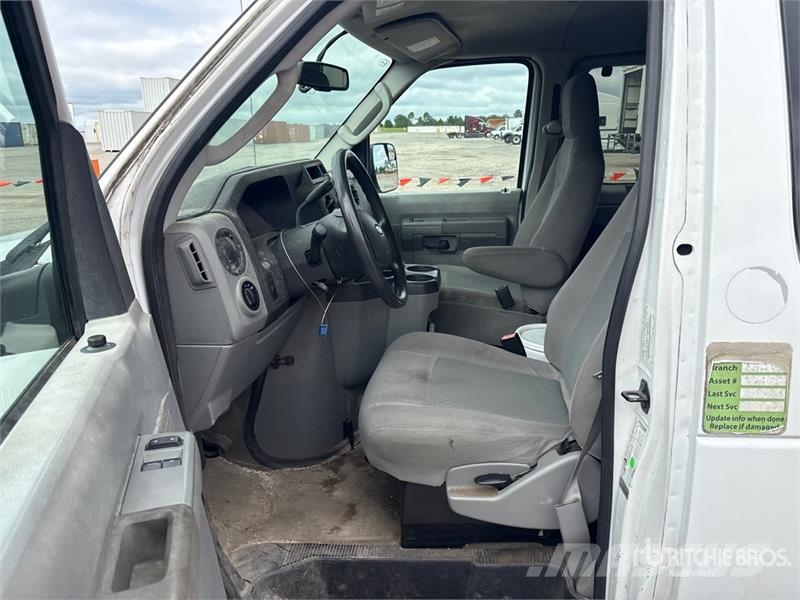 Ford E-350 XL 10 Passenger Van Furgone chiuso