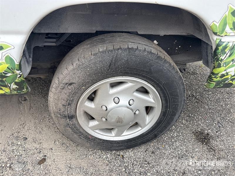 Ford E-350 XL 10 Passenger Van Furgone chiuso