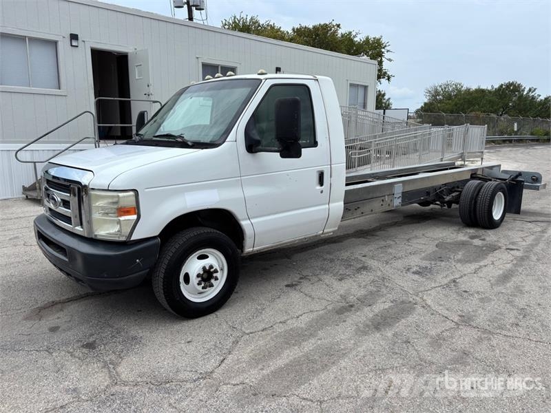 Ford E-450 4x2 Cab and Chassis Cabines
