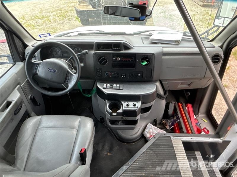 Ford E-450 4x2 Transit Bus Minibusy