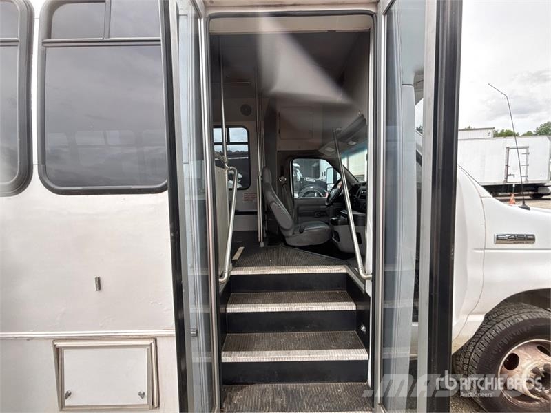 Ford E-450 4x2 Transit Bus Minibusy