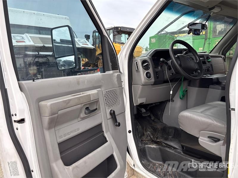 Ford E-450 4x2 Transit Bus Minibusy