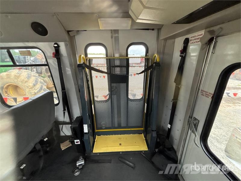 Ford E-450 4x2 Transit Bus Minibusy