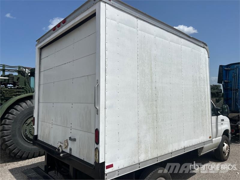 Ford E350 4x2 Van Truck Dobozos teherautók