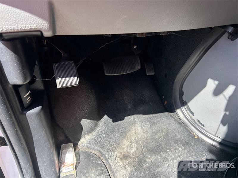 Ford E350 4x2 Van Truck (Inoperable) 厢式货车