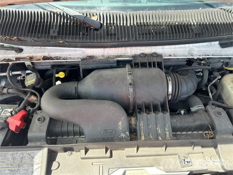 Ford E350 4x2 Van Truck Dobozos teherautók